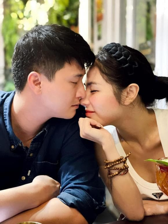 Được biết, Bạch Lan Phương từng là MC của VTV, hơn Huỳnh Anh 6 tuổi và có 1 con gái riêng. Hồi nhỏ cả hai hai học chung trường cấp 1 và cấp 2, thậm chí còn sống trong cùng một khu nhưng chưa từng “chạm mặt”. Mãi đến sau này khi được diễn viên Anh Tuấn phim "Phố trong làng" mai mối, cả hai mới thành đôi. Dù nam diễn viên hối thúc chuyện làm đám cưới nhưng MC Bạch Lan Phương vẫn giữ quan điểm "không vội vàng".