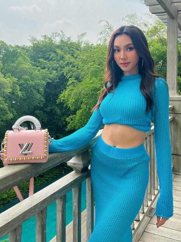 hùy Tiên thả dáng bên mẫu túi Louis Vuitton gần 60 triệu đồng.