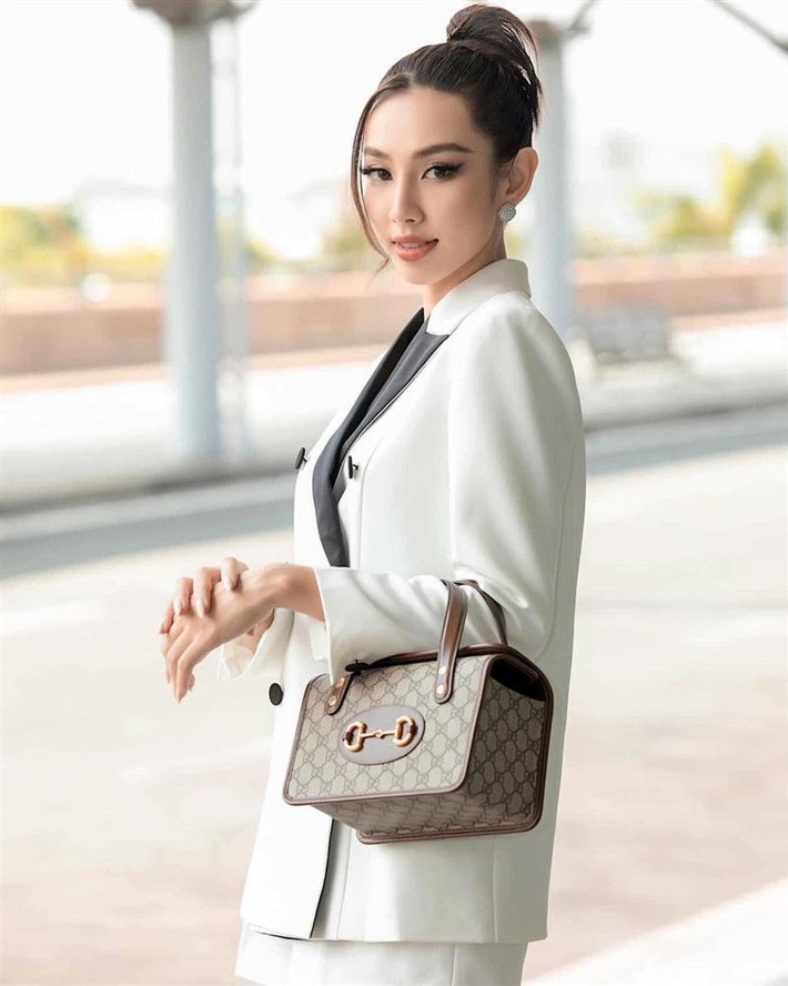 rước đó, khi ở sân bay lên đường sang Thái Lan, Thùy Tiên dùng một chiếc túi xách khác mới bổ sung vào tủ đồ. Thiết kế của Gucci giúp cô tạo điểm nhấn khi mặc cây suit trắng thanh lịch.