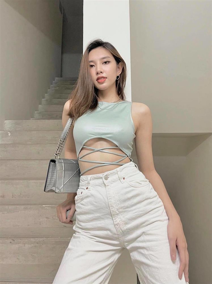 hiết kế Diorama giá 3.400 USD (khoảng 77 triệu đồng) xuất hiện trong street style của Thùy Tiên.
