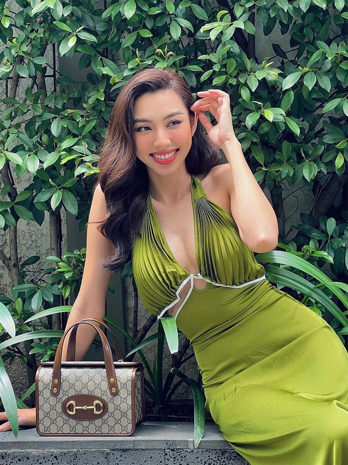 ẫu túi Gucci Horsebit 1955 giá 1.850 USD (42,5 triệu đồng) có phom hộp. Trong một lần diện váy lụa xẻ cổ sâu tôn vòng một, mỹ nhân 24 tuổi cũng kết hợp với chiếc túi này.