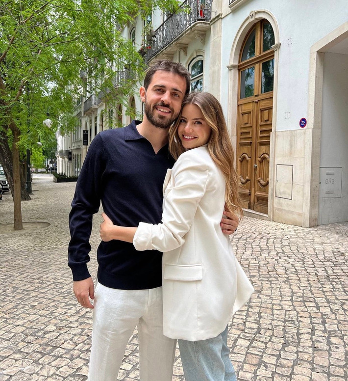 Sau khi âm thầm kết thúc tình cảm với mỹ nhân giỏi giang Alicia Verrando, Bernardo Silva tìm được bến đỗ hạnh phúc mới bên siêu mẫu Ines Degener Tomaz.