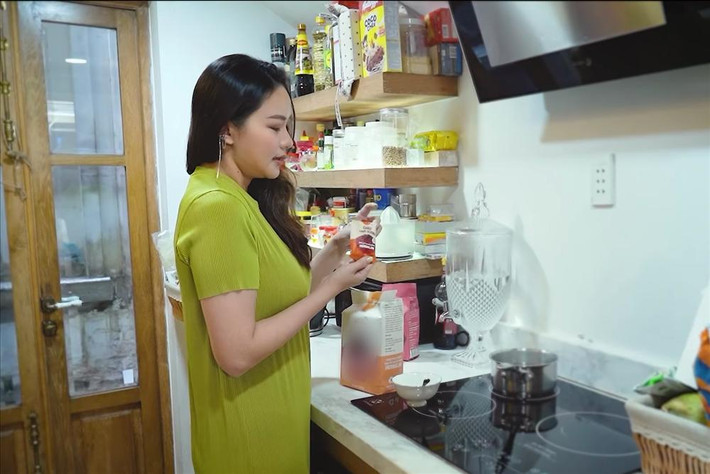 góc quay nghiêng, Phan Như Thảo lộ một vài khuyết điểm như còn nọng cằm, bắp tay vẫn khá to.