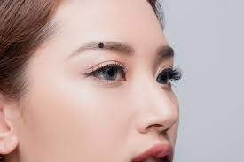 6. Nốt ruồi ở phía sau lông mày. Nửa sau của lông mày được gọi là “Cai hạ”, tượng trưng cho lý trí và năng lực của một người, nếu có nốt ruồi tốt ở cuối lông mày thì có thể nói là “phúc khí”, nghĩa là nhân duyên của bạn quan hệ là rất tốt và bạn rất tốt trong việc kinh doanh.