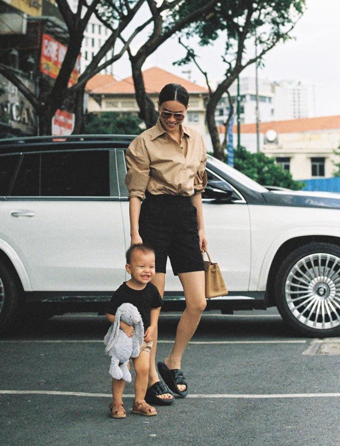 ồ Ngọc Hà từng gây bất ngờ với set đồ đi làm cực kỳ thoải mái gồm sơ mi với quần shorts năng động. 2 thứ phụ kiện mà cô chọn nhìn rất không liên quan là dép lê Balmain và túi Hermès Birkin có giá bằng cả căn nhà.
