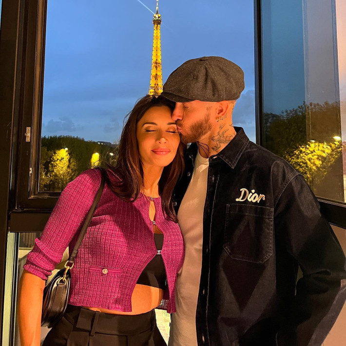 Không chỉ là MC nổi tiếng ở quê nhà, Pilar Rubio còn được quan tâm nhờ hôn nhân hạnh phúc với cầu thủ Ramos. Hiện tại, Rubio là một trong những nàng WAG có lượt người theo dõi lớn nhất trên Instagram, với gần 9 triệu lượt. Trên trang cá nhân, Rubio thường xuyên đăng ảnh về cuộc sống xa hoa và những hình ảnh tình cảm với chồng.