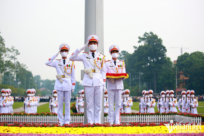 Lá cờ được kéo lên cao nhất trên cột cờ cao 29m, tung bay trước hừng đông, đó cũng là lúc bài Quốc ca kết thúc.