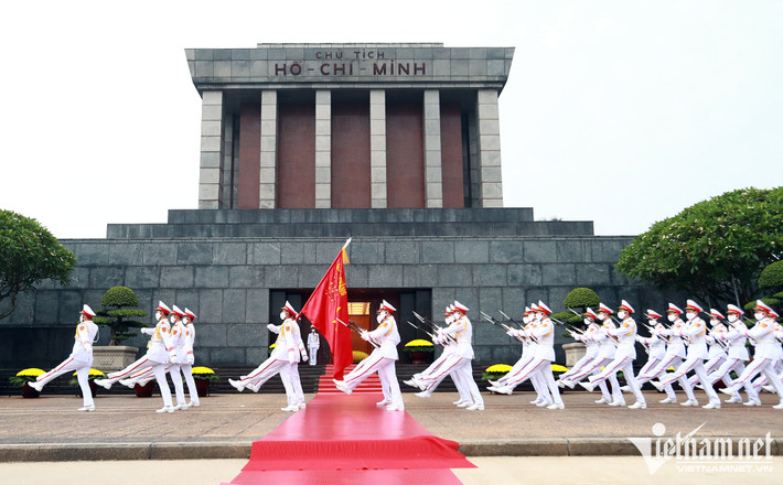 Sau lễ thượng cờ, đội tiêu binh diễu hành một vòng trước cửa Lăng Chủ tịch Hồ Chí Minh rồi trở về vị trí cũ. 21h hàng ngày, nghi lễ hạ cờ lại được đội tiêu binh thực hiện tương tự như vậy.