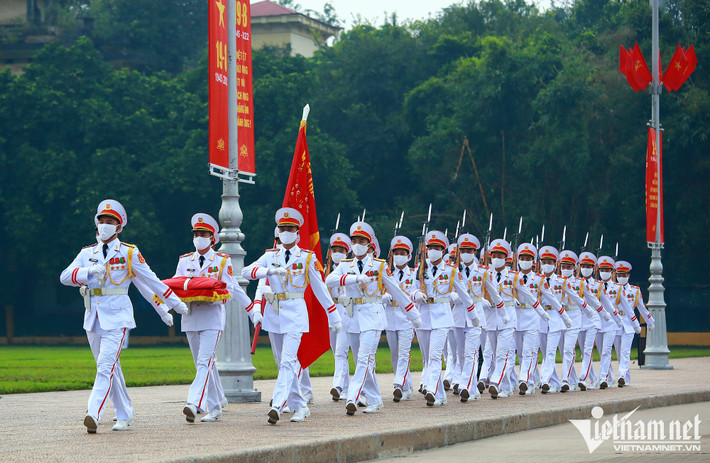 Đội hình tiêu binh gồm 37 chiến sĩ, trong đó 3 người trong đội Hồng kỳ làm nhiệm vụ mang lá cờ và thượng cờ còn 34 quân nhân tượng trưng cho 34 chiến sĩ đầu tiên của Quân đội nhân dân Việt Nam. Họ thực hiện nhiệm vụ thiêng liêng mà Đảng và Nhà nước đã giao phó là treo lá cờ Tổ quốc vào thời khắc bình minh tươi đẹp, mở đầu một ngày mới.