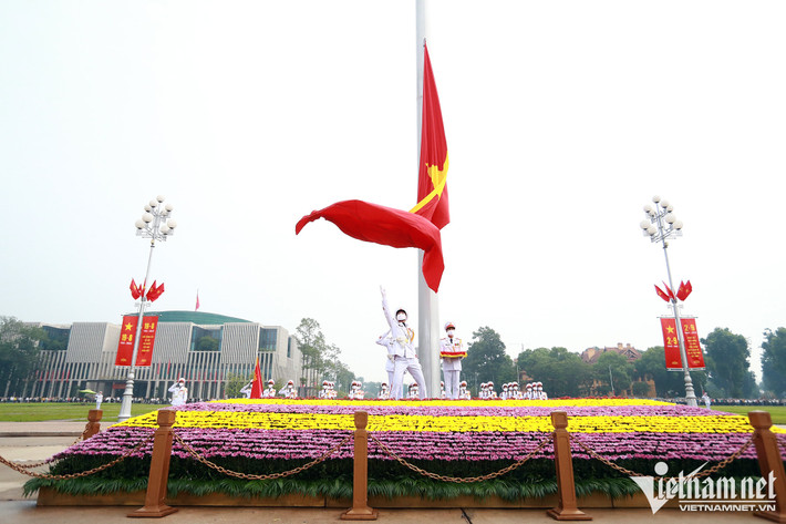 Ngay sau hiệu lệnh chào cờ, tiếng Quốc ca Việt Nam vang lên hào hùng, lá cờ được chiến sĩ đội Hồng kỳ dần tung lên.
