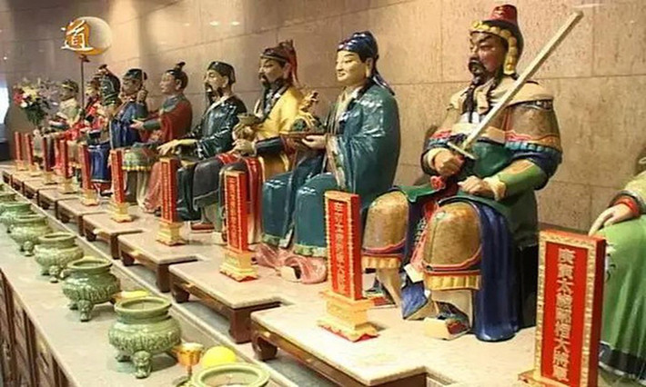 Thái Tuế chính là Mộc tinh (sao Mộc) trên trời, bởi sao Mộc cứ 12 tháng lại quay 1 vòng cho nên người xưa gọi Mộc tinh là Tuế tinh. Ngày sinh của mỗi người nếu xung với trị niên Thái Tuế thì dân gian gọi là phạm hoặc Thái Tuế. Vì thế, người đó trong năm chắc chắn là mọi việc đều không thuận, sự nghiệp trắc trở, gặp nhiều vấn đề về sức khỏe, vì thế mà phải bái phụng Thái Tuế Tinh Quân để mong được yên ổn.