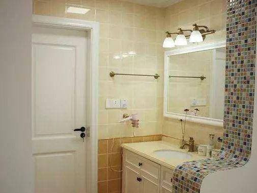 Đây là nhà vệ sinh ở phòng khách, bồn rửa mặt đặt phía ngoài, khô ướt được ngăn cách thuận tiện cho các thành viên trong gia đình sử dụng. Thiết kế của vách ngăn chậu rửa này khá cá tính và đẹp mắt, những viên gạch mosaic nhỏ nhiều màu sắc và đẹp mắt giúp nâng cao hiệu quả tổng thể đáng kể.