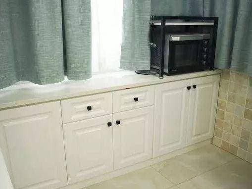 Khu vực bếp ăn tuy không có nhiều tủ nhưng dưới cửa sổ có một dãy tủ thấp, dùng làm nơi chưa đồ đơn giản hàng ngày. Phương pháp thiết kế thông minh này giúp cải thiện đáng kể việc sử dụng không gian.