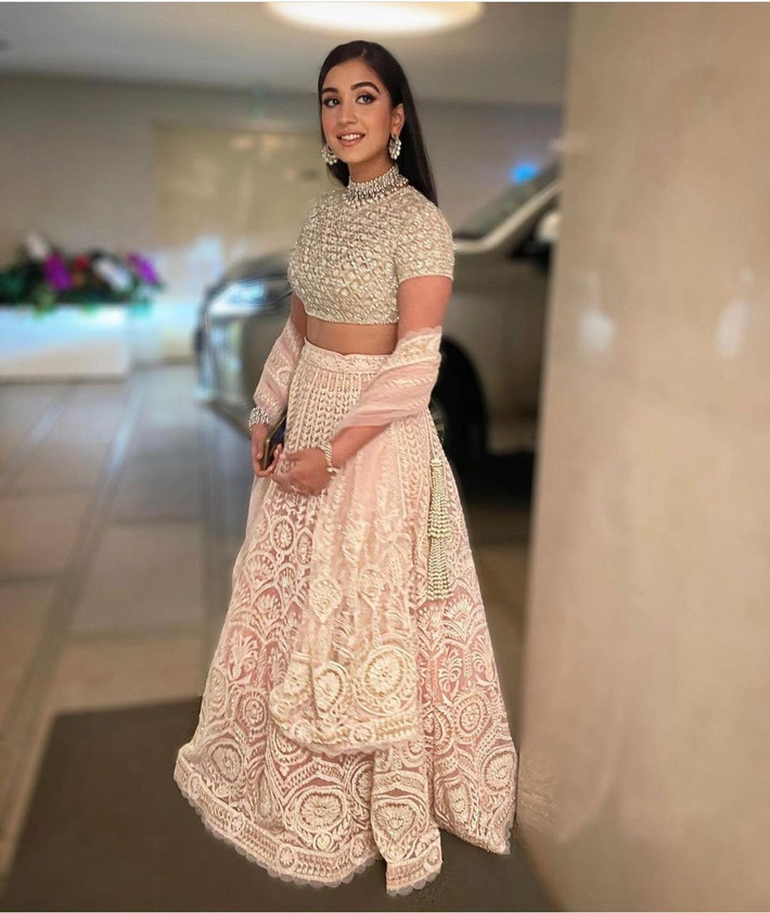 Sau khi đính hôn với Anant Ambani, Radhika Merchant được coi như một thành viên trong gia đình của tỷ phú Mukesh Ambani. Cô gái 26 tuổi là con gái của giám đốc tập đoàn dược phẩm nổi tiếng tại Ấn Độ. Bên cạnh xuất thân giàu có, Radhika Merchant nổi tiếng với gu thời trang đơn giản nhưng thanh lịch. Cô diện nhiều đồ hiệu đắt đỏ.