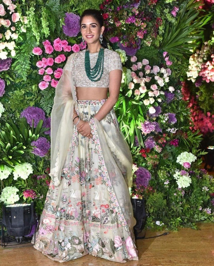 Vogue đưa tin Radhika Merchant diện mẫu váy sang trọng khi dự đám cưới của Armaan Jain và Anissa Malhotra. Bộ trang phục của thương hiệu Rahul Mishra được cô mặc vào năm 2019. Thiết kế làm bằng chất liệu organza lụa màu vàng, họa tiết thêu tay.