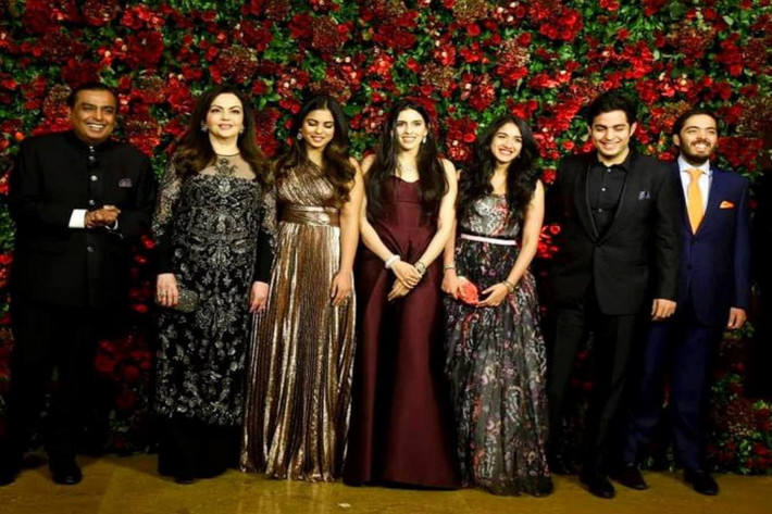 Vào năm 2018, trong một bức hình chụp cùng gia đình Ambani, Radhika Merchant dùng clutch hình dưa hấu đặc trưng của thương hiệu Judith Leiber. Mẫu túi trị giá 4.195 USD được trang trí bằng pha lê, bọc da.