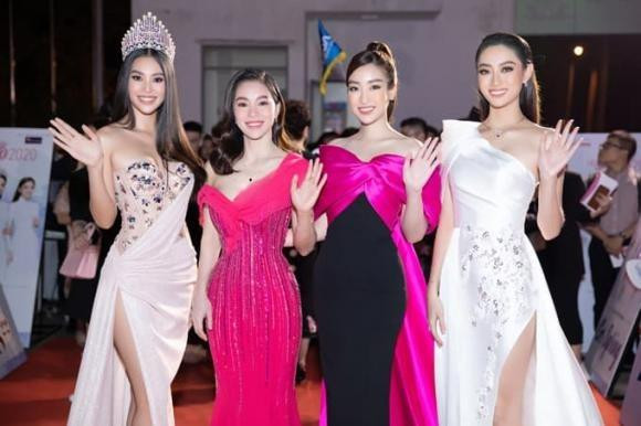 hi nhìn bức ảnh này, có lẽ mọi ánh mắt sẽ hướng vào hoa hậu Tiểu Vy với sắc vóc rực rỡ, nổi bật.