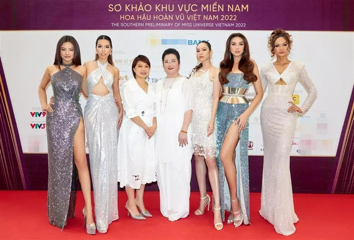 'Hen Niê dù chỉ đứng rìa khung hình này vẫn dư sức "chặt chém" các đàn chị trong nghề như Vũ Thu Phương, Hà Anh, Võ Hoàng Yến, Hoàng My. Không thể phủ nhận vẻ đẹp của mỹ nhân Ê Đê lẫn body nổi bật, đẹp như tạc tượng.