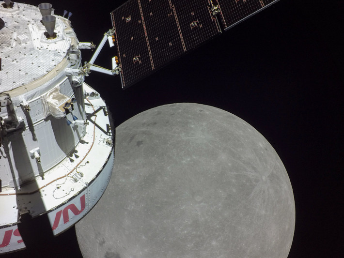 Orion tiếp cận thành công bề mặt Mặt Trăng vào ngày 21/11, vị trí cách bề mặt khoảng 130 km. Đây là giai đoạn quan trọng của quá trình đổi hướng để tàu vũ trụ đi vào quỹ đạo. Một động cơ khác sẽ được kích hoạt để hỗ trợ quá trình này.