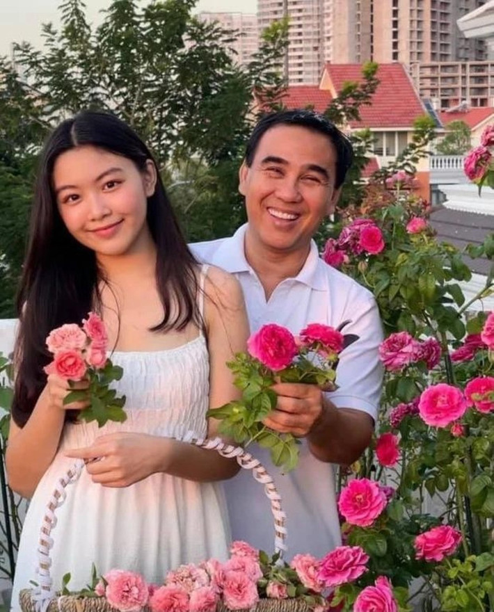 Lọ Lem quấn quýt và được cha yêu chiều. MC Quyền Linh cho biết, anh chú trọng việc dạy các con kiến thức, kỹ năng mềm trong cuộc sống, hướng đến những điều tốt đẹp.