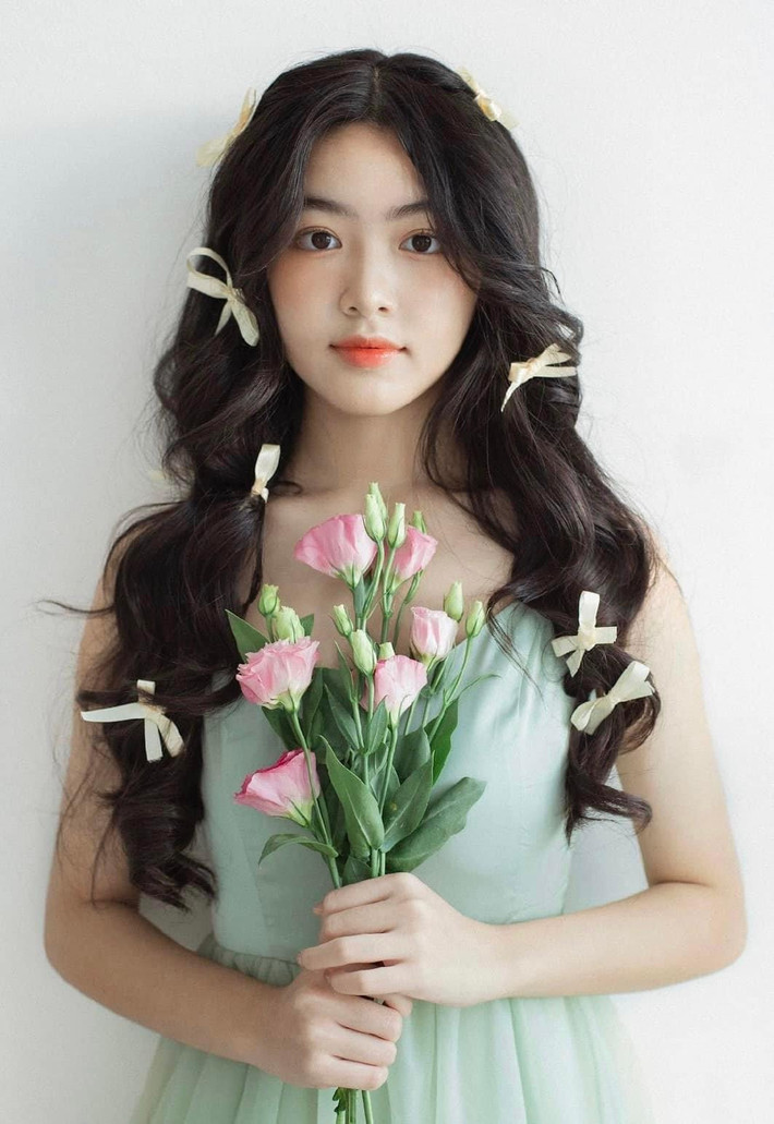 Hình ảnh dịu dàng, trong veo của con gái Quyền Linh được công chúng quan tâm. Lọ Lem đang học bậc phổ thông tại một trường quốc tế ở TP. HCM.