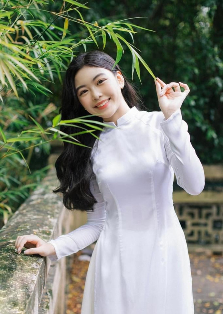 Lọ Lem có chiều cao và sắc vóc lý tưởng nhờ chế độ dinh dưỡng phù hợp, chăm bơi lội. Vợ MC Quyền Linh chia sẻ Lọ Lem đã sớm mặc vừa bộ áo dài của mẹ.