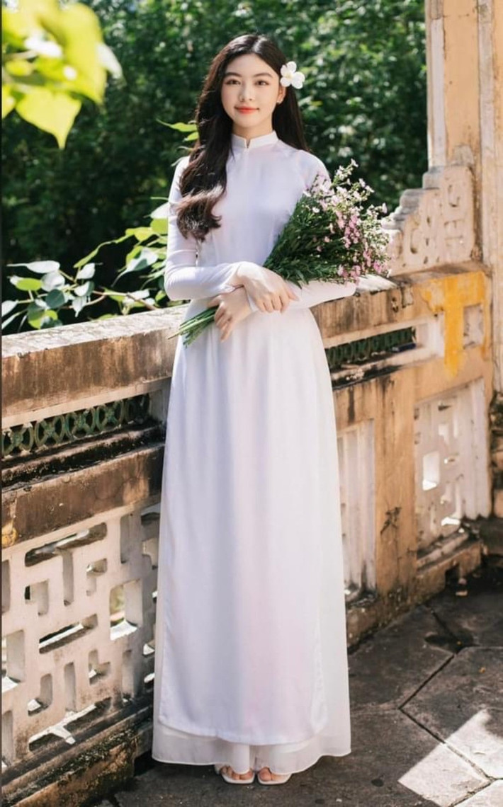 Ngoài gương mặt xinh đẹp, cô bé còn có tình yêu với nghệ thuật, thích hát, trình diễn, làm MC. Lọ Lem thể hiện tài năng trong hoạt động ngoại khóa ở trường và nổi bật hơn bạn bè đồng trang lứa về chiều cao. Cô bé từng có màn trình diễn gây sốt trong bộ áo dài show diễn thời trang của trường.