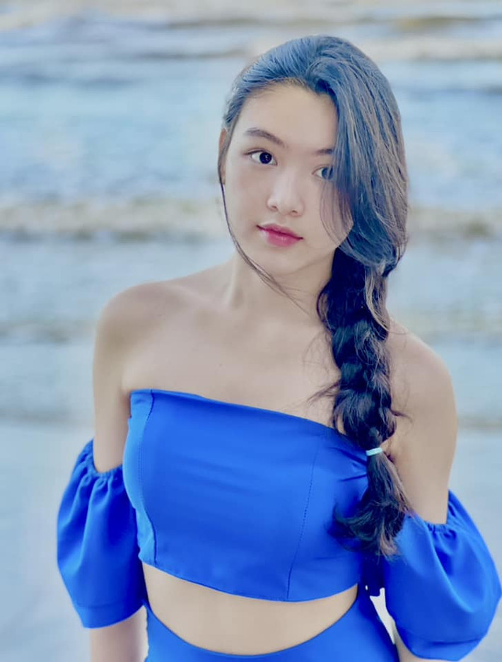 Lọ Lem - con gái MC Quyền Linh đang ở độ tuổi trăng tròn, thường đăng tải những khoảnh khắc đời thường xinh xắn. Lọ Lem mới đây diện trang phục khoe vai trần gợi cảm, áo cúp ngực khoe vòng eo nhỏ nhắn.
