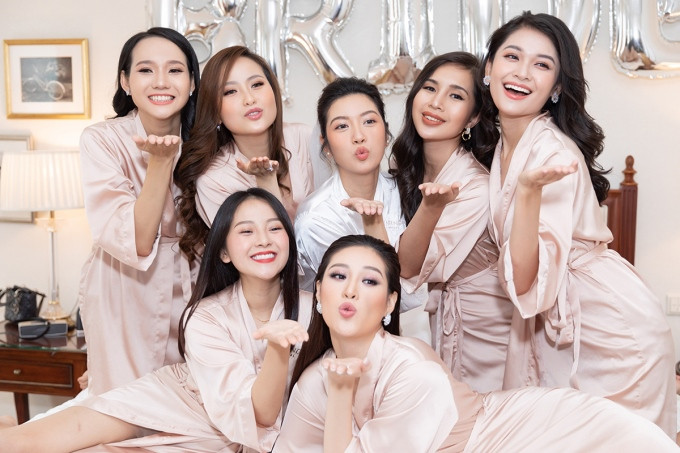 Đám cưới của Á hậu Thúy Vân cũng khiến khán giả xuýt xoa vì phù dâu quá xinh. Có thể kể đến những tên tuổi nổi bật như Hoa hậu Khánh Vân, Á hậu Thùy Dung, diễn viên Tam Triều Dâng, người mẫu Kim Ngân...