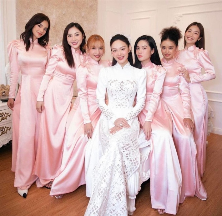 Đám hỏi của Minh Hằng đặc biệt thu hút sự chú ý khi có sự xuất hiện của đội phù dâu xinh đẹp là những gương mặt quen thuộc trong showbiz như Khả Ngân, Khả Như, Như Mỹ... Nếu cô dâu không ăn mặc nổi bật hơn thì thật khó "chấm điểm" nhan sấc dàn mỹ nhân đẹp "một chín một mười" này.