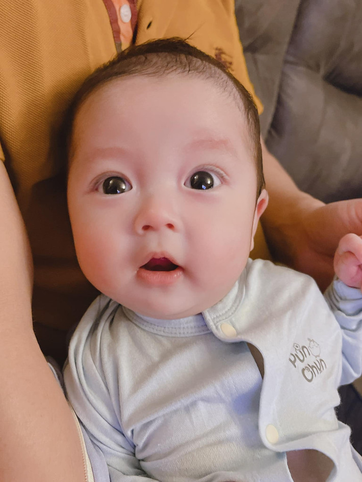 "Em trộm vía dễ thương và đáng yêu vô cùng. Em cũng giống bố nữa. Chúc mừng gia đình Bằng Kiều nhé", một người hâm mộ bình luận.