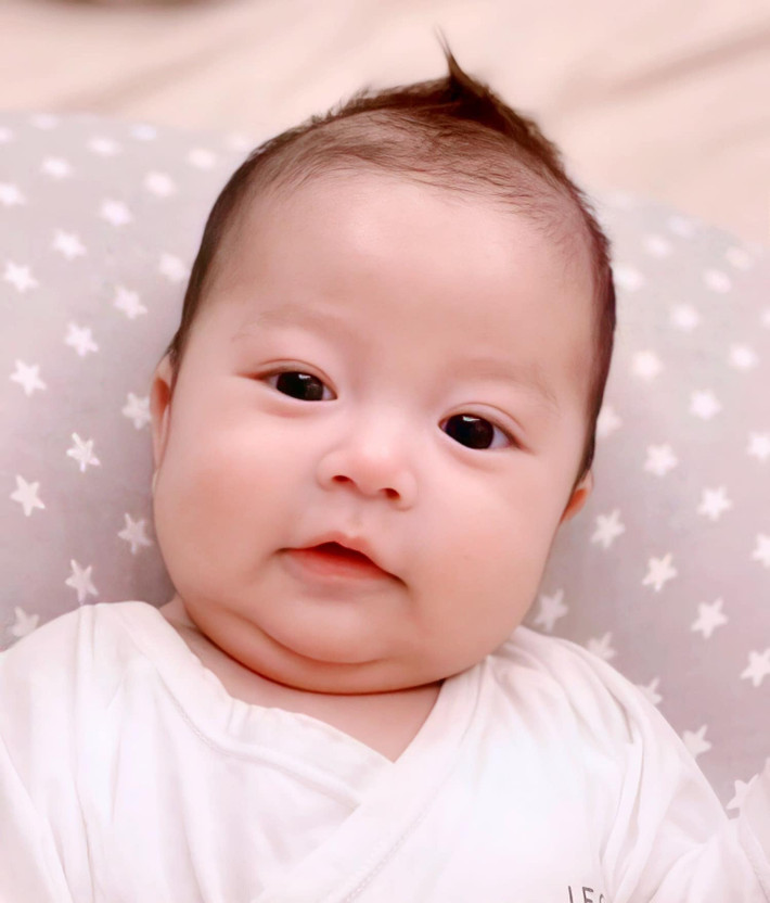 "Thể theo lời yêu cầu của các cô chú bác fan của em Benly Bằng Nguyên chưa thấy dung nhan lúc bé của em. Em cũng bình thường thôi ạ", Bằng Kiều chia sẻ.