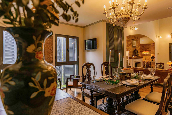 Biệt thự mang kiến trúc Pháp nằm trong khu vườn rộng 3.000m2 trồng hoa trái thuần tự nhiên là không gian sống bình yên của gia đình anh chị Kim Hạnh. Biệt thự ở TP. Đà Lạt (Lâm Đồng) mang kiến trúc Pháp với sân vườn hơn 3.000m2 trồng đủ loại hoa trái địa phương được trồng và chăm sóc thuần tự nhiên, không hóa chất. Nội thất cổ điển đặc trưng, mang sắc màu ấn tượng. Mỗi không gian là một sự thú vị.