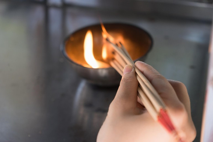 Thắp hươngKhi gặp phải quá nhiều khó khăn trong cuộc sống bạn hãy thắp hương cho tổ tiên hoặc các vị Thần Phật. Bạn nên thắp số hương lẻ và nên chọn những loại hương có mùi cay nồng như hương hoa nhài hoặc hương gỗ để tỏ lòng thành kính.