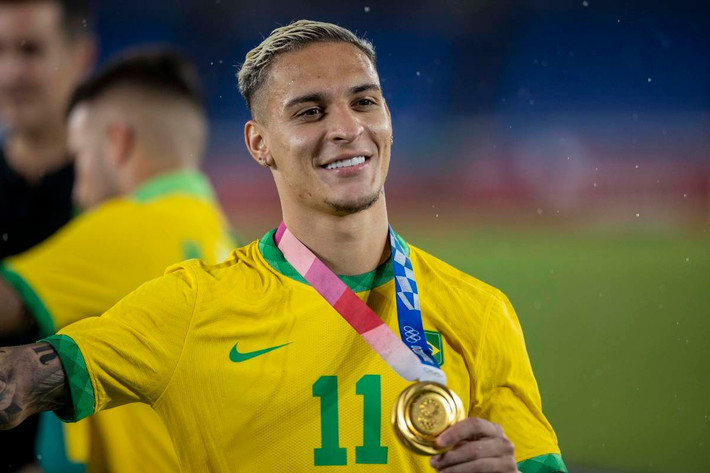Antony (22 tuổi - Brazil): Ngoài Vinicius Junior, Brazil còn sở hữu một tiền đạo trẻ tiềm năng khác là Antony. Tân binh của MU thích nghi nhanh chóng và ghi 3 bàn sau 6 trận Premier League mùa này. Nền tảng kỹ thuật của Antony được đánh giá không thua kém Neymar.