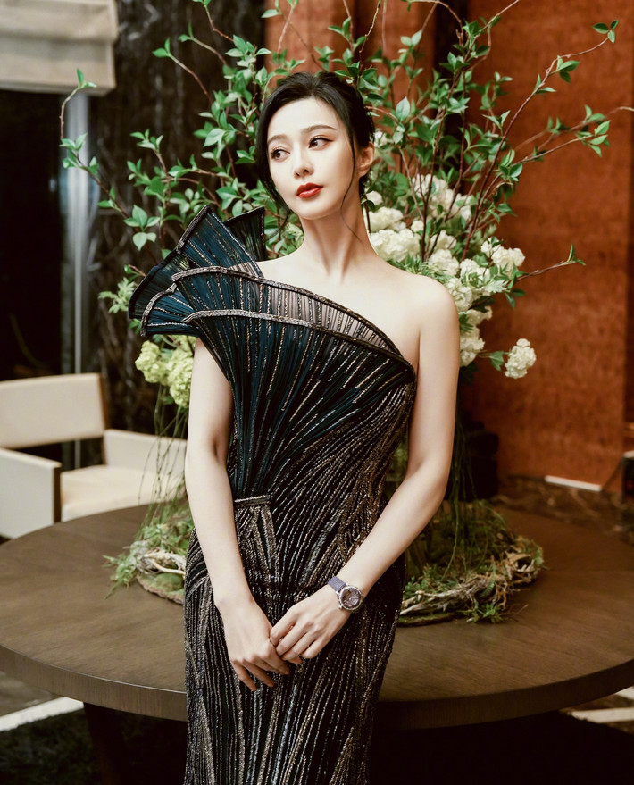 Trước khi vướng scandal, Phạm Băng Băng là nữ diễn viên số 1 tại giới giải trí Hoa ngữ. Cô được trả cát-xê đóng phim và tham gia sự kiện cao nhất. Trong nhiều năm, Phạm Băng Băng giữ vị trí ngôi sao cá kiếm nhiều nhất của Trung Quốc, theo Forbes.