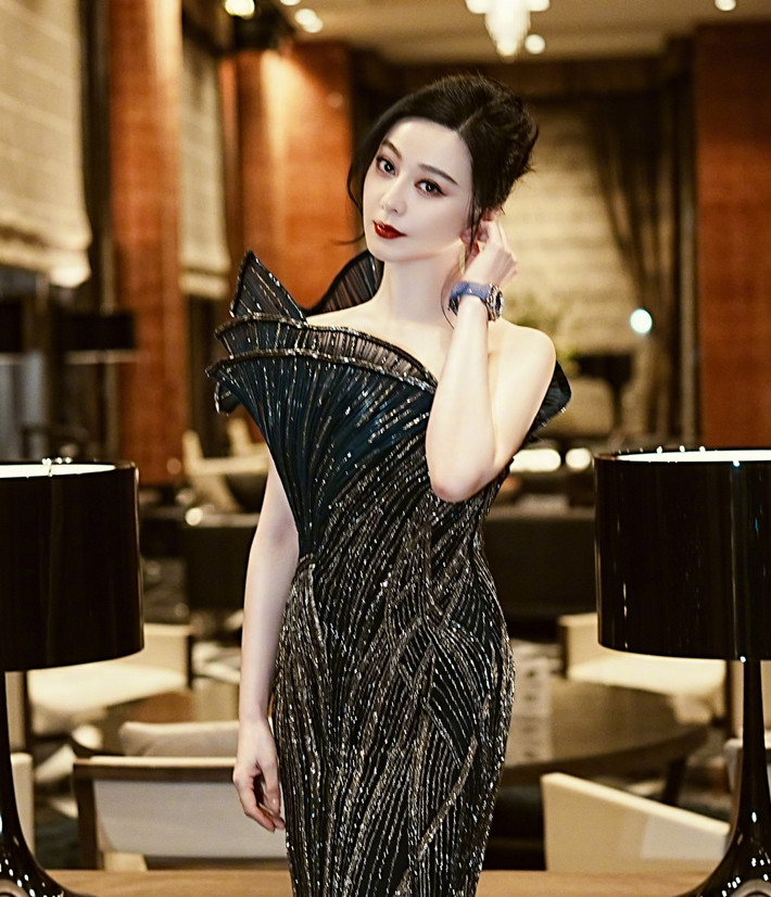 "Phạm Băng Băng đúng là nữ hoàng thảm đỏ, thiếu cô ấy các sự kiện trở nên tẻ nhạt", "Không có nghệ sĩ nào có thể nổi bật ở mọi khoảnh khắc, luôn lấn át các minh tinh khác như Phạm Băng Băng", "Cô ấy giữ được sắc vóc thật tốt", "Dù nàng đã rời khỏi giang hồ, giang hồ vẫn có truyền thuyết về nàng, câu này rất đúng với Phạm Băng Băng. Dù Phạm Băng Băng đã nửa thoái ẩn, khán giả vẫn phải ca ngợi nhan sắc của cô ấy", là bình luận của khán giả dành cho nữ diễn viên Hoàn Châu cách cách.