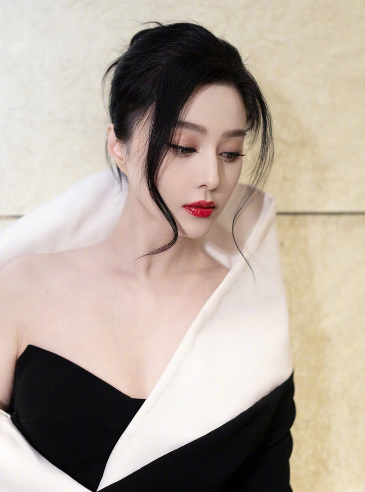 Ngày 21/12, trên trang cá nhân Phạm Băng Băng chia sẻ một số hình ảnh cô tham gia sự kiện tại Nhật Bản. Nữ diễn viên quyến rũ trong những bộ trang phục đắt giá. Phạm Băng Băng được khen ngợi trẻ trung, quyến rũ với phong thái đầy quyền lực ở tuổi 41. Mặc dù đã bị tẩy chay khỏi giới giải trí, khán giả vẫn dành nhiều tình cảm cho Phạm Băng Băng và ca ngợi nhan sắc hiếm có của nữ diễn viên.
