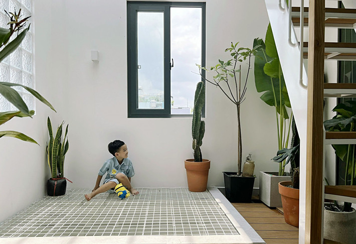 Phần giếng trời ở tầng 2 nhìn từ phòng ngủ master ra, anh Linh dùng lưới sắt gắn cố định để đảm bảo an toàn cho con, đồng thời giúp ánh sáng chiếu được xuống tầng trệt. Ngoài ra, khu vực này lắp lưới, anh có thể tiết kiệm diện tích bằng cách tận dùng bày cây cảnh.
