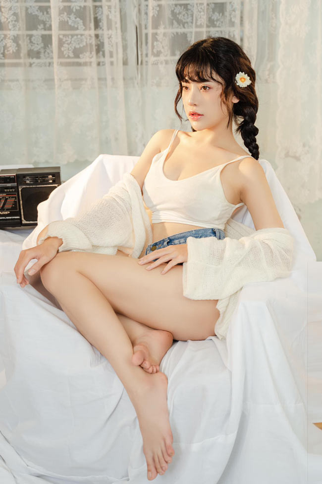 Uyên Camitie (tên thật là Hoàng Tố Uyên, sinh năm 1995, Lạng Sơn) là một trong những hot girl, người mẫu ảnh nhận được nhiều sự quan tâm thời gian gần đây.