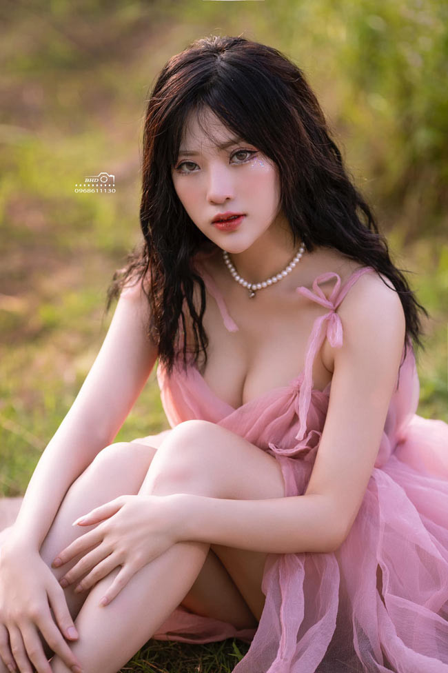 "Mình ăn uống bình thường chỉ là luôn đảm bảo lượng calo nạp vào phải ít hơn hoặc bằng lượng calo cần thiết. Nếu hôm nào ăn quá nhiều, mình sẽ tập thể dục để bớt đi. Mình không ép bản thân phải kiêng khem quá kỹ vì như vậy sẽ khiến bản thân chán nản, dễ bỏ cuộc", Uyên chia sẻ.