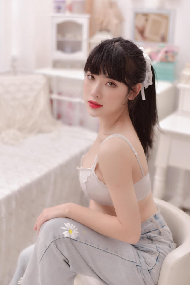"Điều quan trọng nhất mình luôn để ý là phải tẩy trang thật sạch ngay cả khi không trang điểm. Sử dụng các loại mỹ phẩm phù hợp là được", Uyên nói.