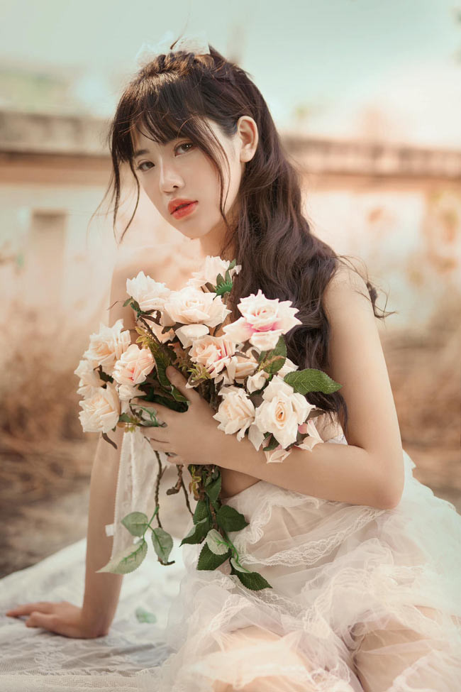 Ban đầu, cô thử sức với những vai diễn nhỏ và gây được ấn tượng nhất định.