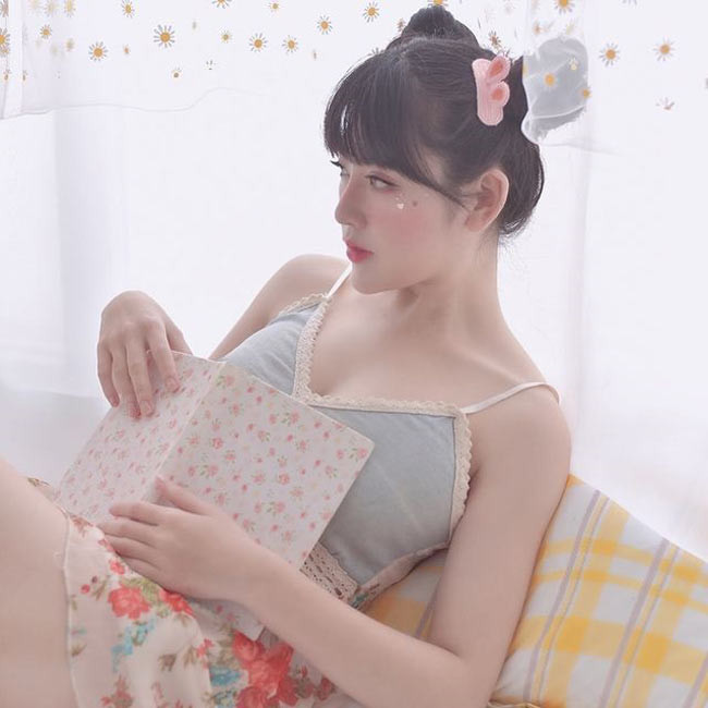 Cô nàng nổi tiếng là hot girl dân tộc Nùng sở hữu nhan sắc xinh đẹp như nàng thơ.