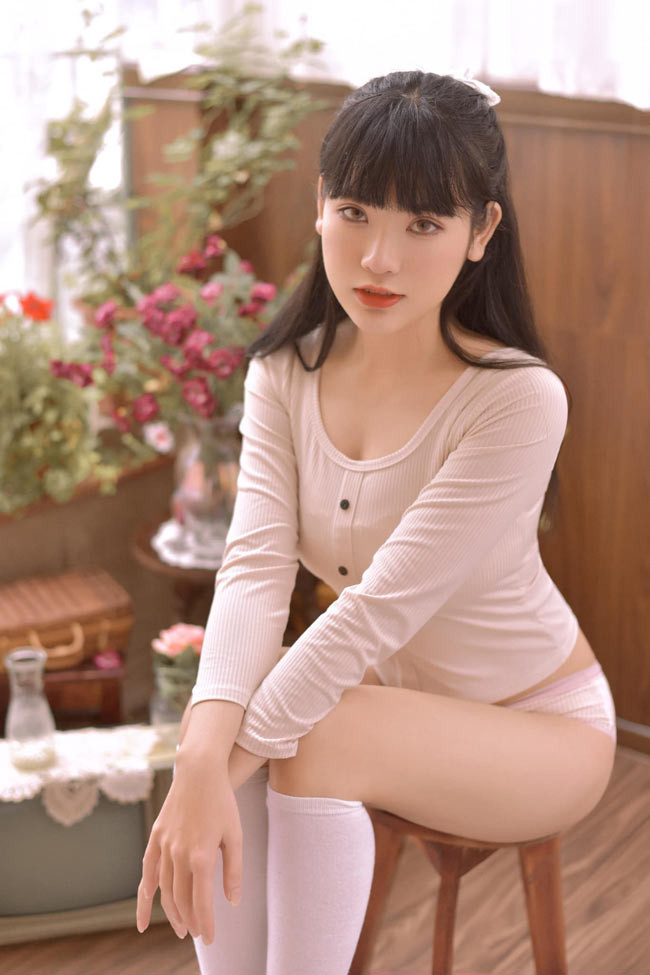 Với body chuẩn, phong cách ăn mặc thường ngày của cô nàng hot girl cũng khá táo bạo.