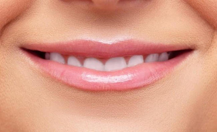 Môi mỏng và môi trên nhọn. Nếu môi mỏng thì lòng cũng mỏng, lời nói rất có ý tứ thâm sâu, thích nói xấu người khác, dễ nổi nóng ngầm, bên ngoài có vẻ cười nói vui vẻ nhưng bên trong thì thâm độc, nóng nảy.