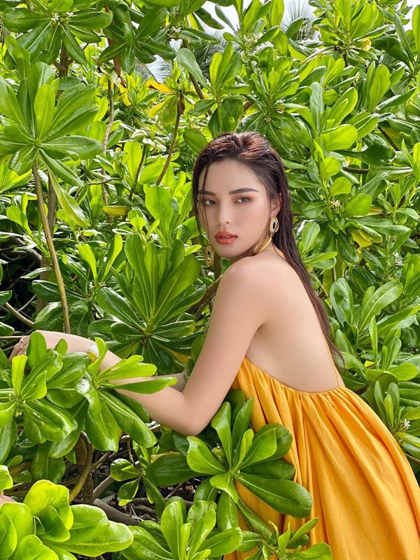 Kỳ Duyên mang đến hình ảnh lạ lẫm trong chiếc váy xoè giấu đí những đường cong gợi cảm. Dù vậy, chiếc váy vẫn giúp Kỳ Duyên khoe được tấm lưng trần nuột nà, vòng 1 căng tràn nhưng lại cho cơ thể được thoải mái hơn thay vì vì phải gò bó trong những set đồ ôm sát body.