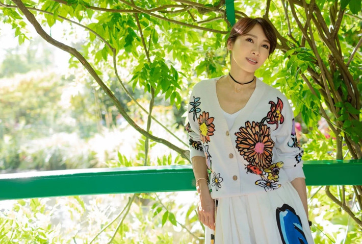 Trong chuyến đi, Lê Tư thực nhiều bộ ảnh với phong cách khác nhau và chia sẻ với người hâm mộ trên trang cá nhân. Nữ diễn viên được khen rạng rỡ, trẻ trung hơn tuổi 51.