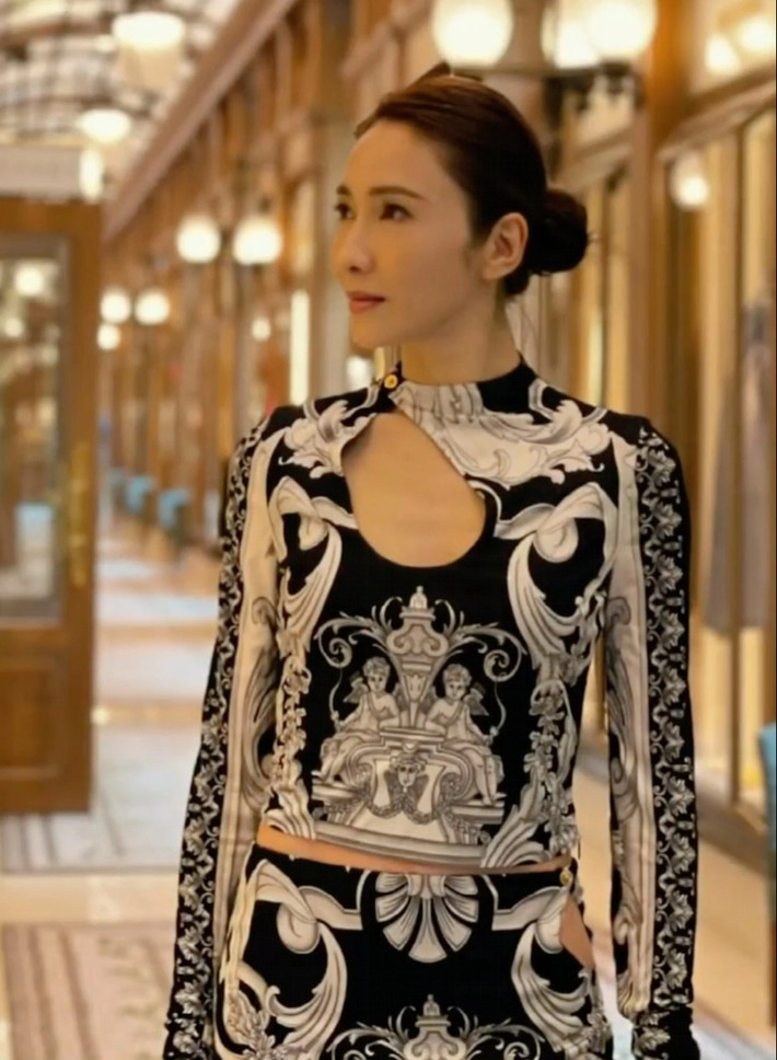 Lê Tư sinh năm 1971, trong gia đình giàu truyền thống nghệ thuật. Nhờ ngoại hình nổi bật cùng diễn xuất tài tình, Lê Tư trở thành Hoa đán của đài TVB với những bộ phim ăn khách nhất nhì như Ỷ Thiên Đồ Long ký bản 2000, Lò võ Thiếu Lâm, Thâm cung nội chiến. Năm 2008, Lê Tư giải nghệ sau khi em trai gặp biến cố lớn. Cô lui về chăm sóc gia đình nhỏ, quản lý thẩm mỹ viện của em trai và phát triển công việc kinh doanh.