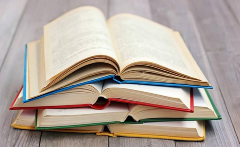 Mặt khác đọc sách cũng rất tốt cho việc đi ngủ, có tác dụng trấn an tinh thần, thúc đầy giấc ngủ.